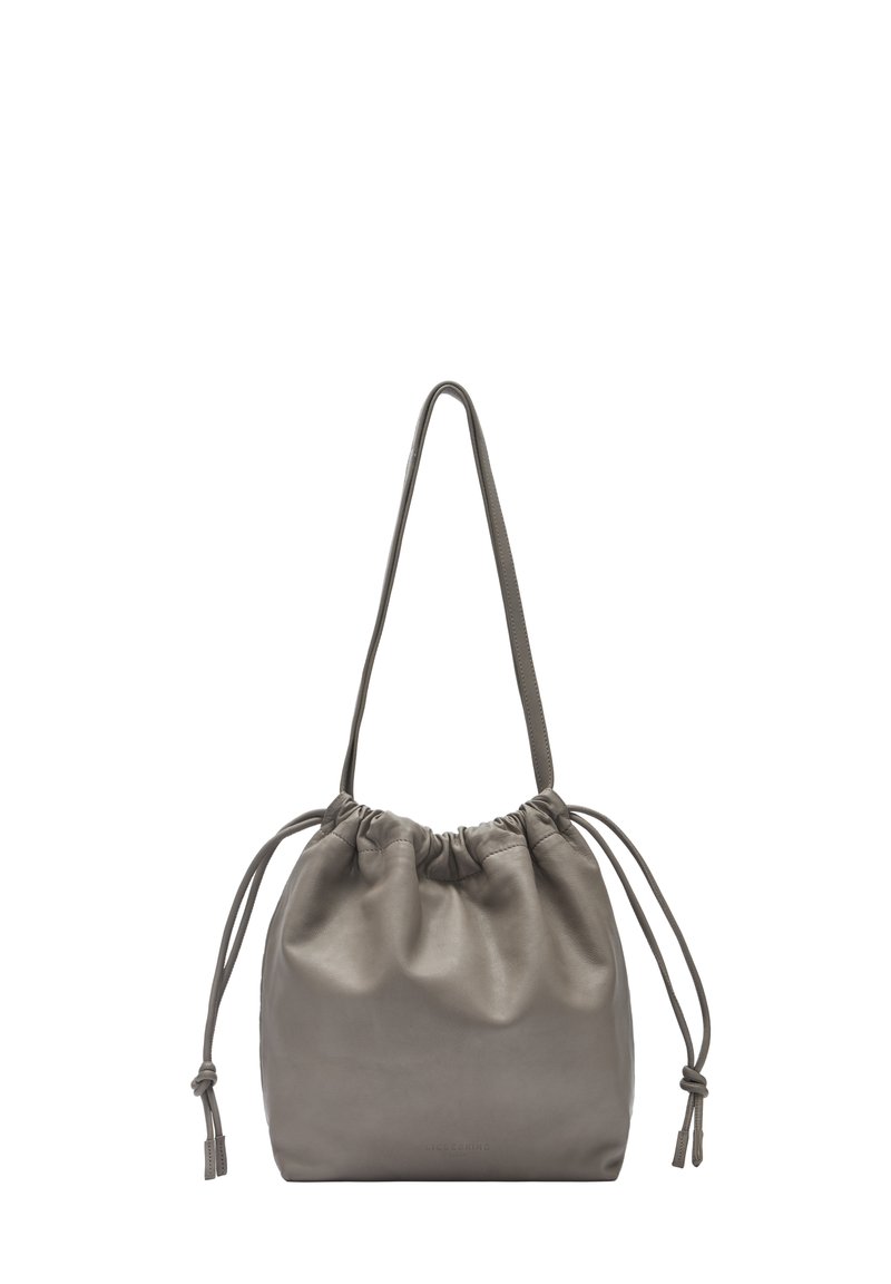 Bolsa de drawstring de cuero gris con una textura suave y lisa, que presenta una sola correa y una parte superior ajustada para el cierre. Forma compacta y redondeada.