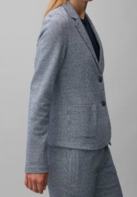 Strukturierter navy Hahnentritt-Blazer mit zwei Knöpfen, Reverskragen und Seitentaschen, kombiniert mit passenden Hosen, taillierte Passform.