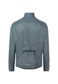Leichte graue Jacke aus synthetischem Material mit hohem Kragen, elastischen Bündchen, Rückentaschendesign und kontrastierenden Besätzen.