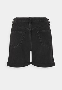 Shorts de mezclilla negra con dobladillo enrollado, dos bolsillos traseros y una cinturilla con pasadores para cinturón, mostrados desde la parte trasera.