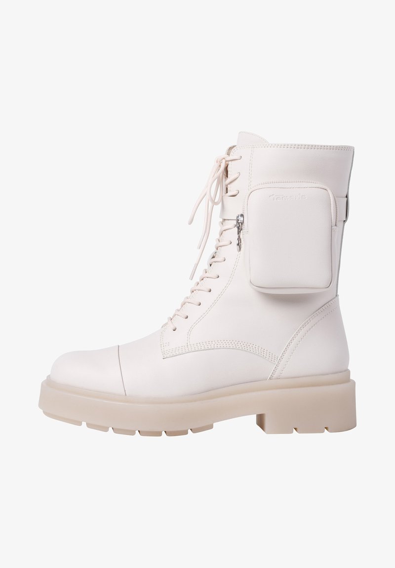Botte de combat blanche à lacets avec semelle épaisse et petite pochette zippée attachée sur le côté.