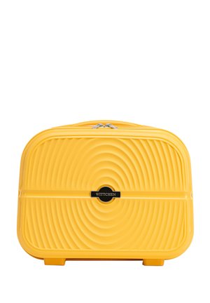 Żółta twarda walizka podróżna z zaokrąglonymi krawędziami, teksturowanymi koncentrycznymi rowkami, srebrnym podwójnym zamkiem błyskawicznym i tabliczką z logo "WITTCHEN" na środku przodu.
