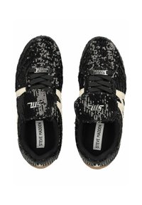 Sneaker nere con paillettes dalla superficie texture, caratterizzate da una striscia crema, design con lacci e suola in gomma nera.