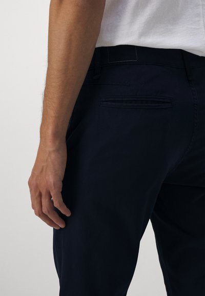 rag & bone Hlače chino - salute