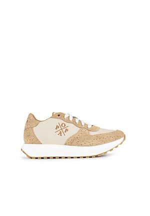 Zapatillas beige con parte superior de textil y cuero, que presentan detalles perforados, cordones blancos y una entresuela blanca en contraste.