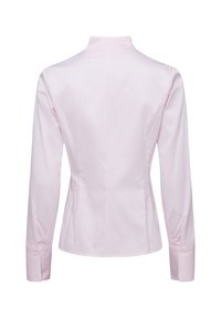 Camicia rosa a maniche lunghe con colletto alto, design aderente e polsini abbottonati. Tessuto liscio e leggero con una leggera lucentezza.