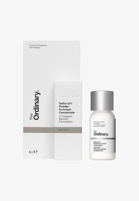 Zwavel 10% Poeder-naar-Crème Concentrate van The Ordinary. Witte doos, grijze en zwarte tekst; heldere fles met zilveren dop, voorzien van productinformatie.