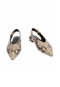 Puntige slingback ballerina's met een beige en bruine slangenprint en gouden gespstraps op een witte achtergrond.