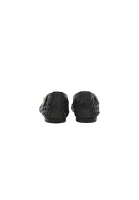 Zapatos de cuero trenzado negros con una textura suave y tacón redondeado. Presentan costuras detalladas a lo largo de los lados y un sutil acento dorado.