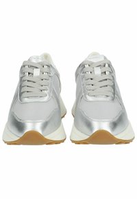 Sneakers grigi con accenti metallici argento, tessuto testurizzato con sovrapposizioni sintetiche lisce, punta rotonda e suola in gomma beige.