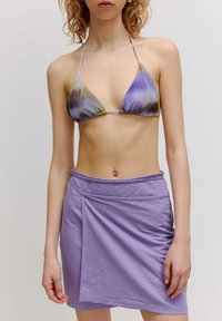 Paarse bikini top met driehoekige kopjes met een gradientpatroon; gecombineerd met een paarse rok met een gedrapeerd ontwerp en een zijsplit.