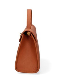 Borsa a mano in pelle marrone con un design strutturato, base piatta e manico corto. Presenta hardware dorato e una superficie testurizzata.