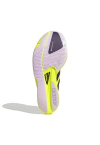 Suola della scarpa caratterizzata da un design prevalentemente giallo con una sezione testurizzata bianca e un logo Continental nero. "ADIZERO" stampato lungo il lato.