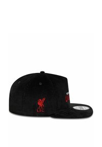 Schwarze Baumwoll-Cordmütze mit flachem Schirm, ausgestattet mit einem roten, gestickten Liverpool FC-Logo und Text an der Seite. Sauberes Design, sechsteilig konstruiert.