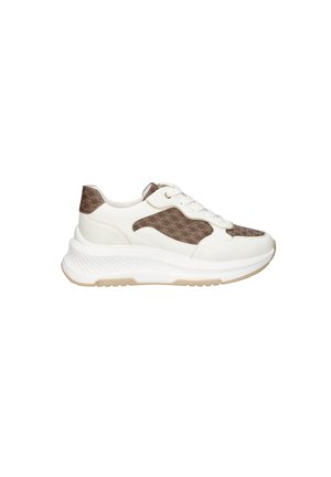 Zapatilla blanca y marrón con paneles de tela estampada, suela gruesa y acolchada, cierre de cordones y suela exterior texturizada de color beige.