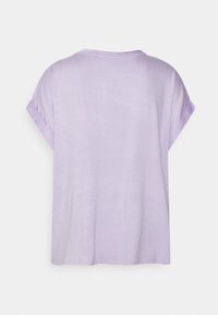 T-shirt violet clair à manches courtes avec revers roulés, confectionné dans un matériau doux, doté d'un col rond et d'une coupe décontractée.