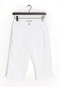 Weiße Capri-Hosen aus leichtem Stoff, mit Knopf- und Reißverschluss, zwei Fronttaschen und umgeschlagenen Säumen.