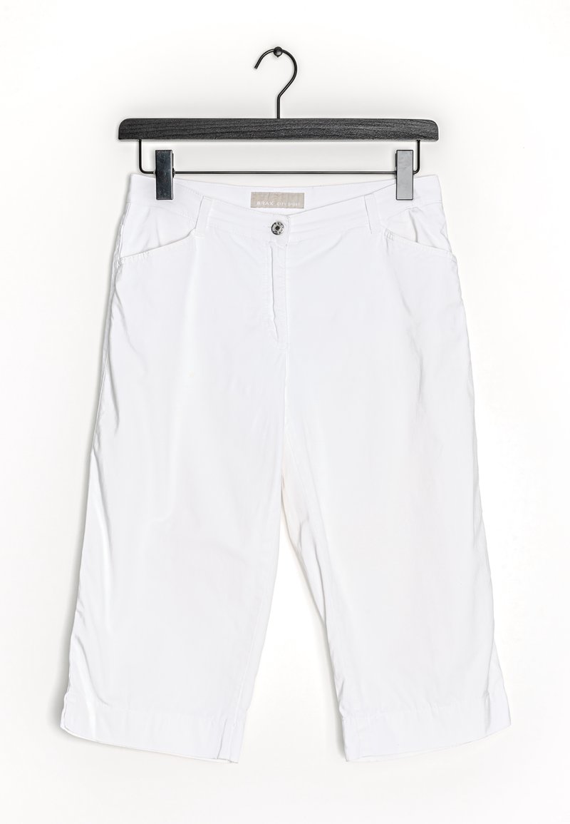 Weiße Capri-Hosen aus leichtem Stoff, mit Knopf- und Reißverschluss, zwei Fronttaschen und umgeschlagenen Säumen.