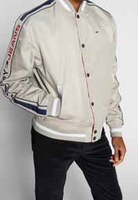 Tommy Jeans Kurtka Bomber