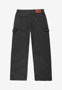 Czarne spodnie cargo o luźnym kroju, z dwiema kieszeniami z tyłu i metką z logo na pasku. Wykonane z trwałego materiału o gładkiej fakturze.