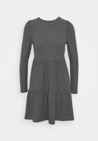 Grå randig klänning med rund halsringning, långa ärmar och en lager-på-lager kjol. Tillverkad av mjukt tyg med en subtil struktur.