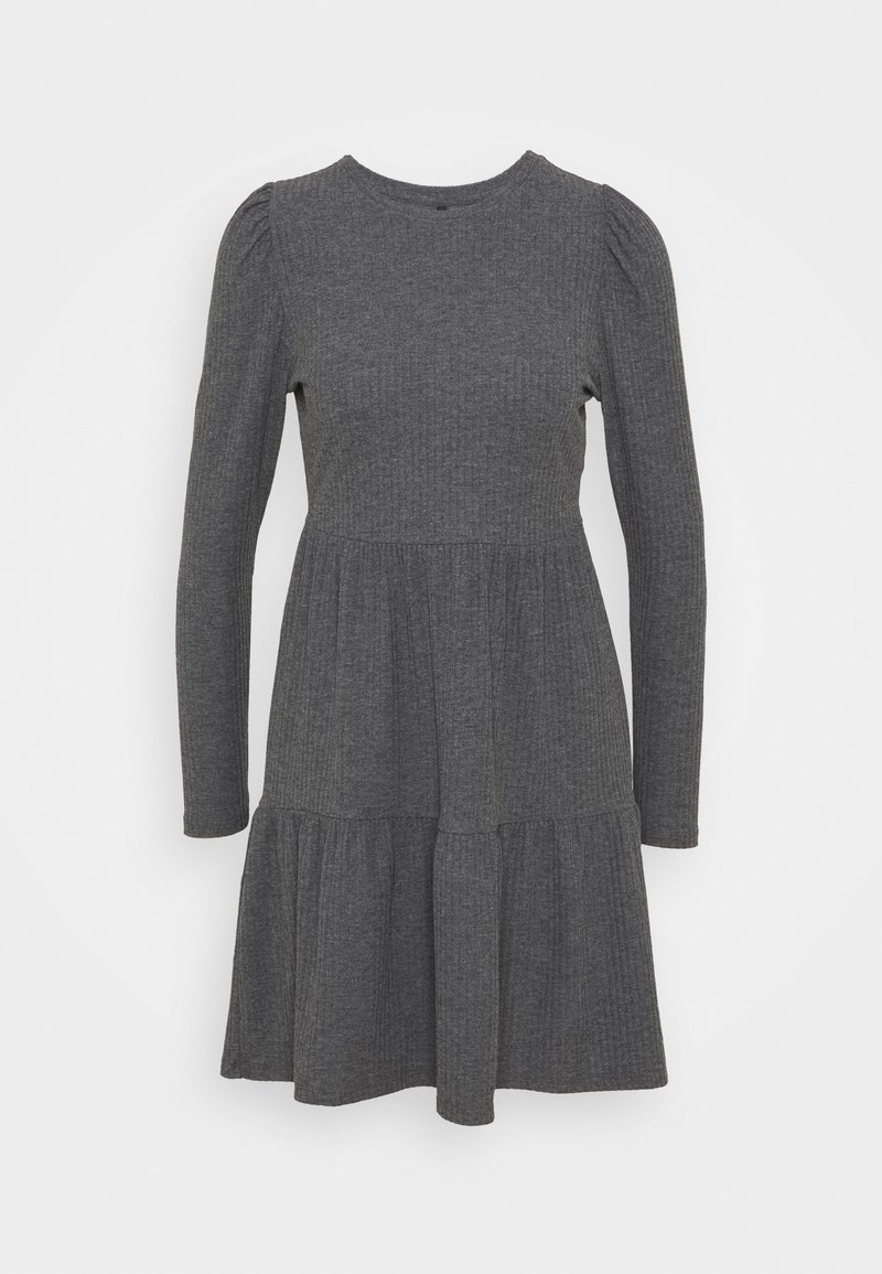 Grå randig klänning med rund halsringning, långa ärmar och en lager-på-lager kjol. Tillverkad av mjukt tyg med en subtil struktur.
