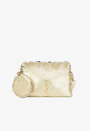 Zlatá clutch taška s flitrami a zaoblenou mincovou peňaženkou. Obsahuje biely popruh, zips a štýlové logo značky na prednej strane.