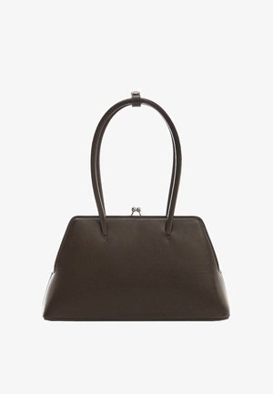 Braune Lederhandtasche mit strukturierter Form, doppelten, runden Griffen und einem Verschluss oben. Glatte Textur mit minimalen Akzenten.