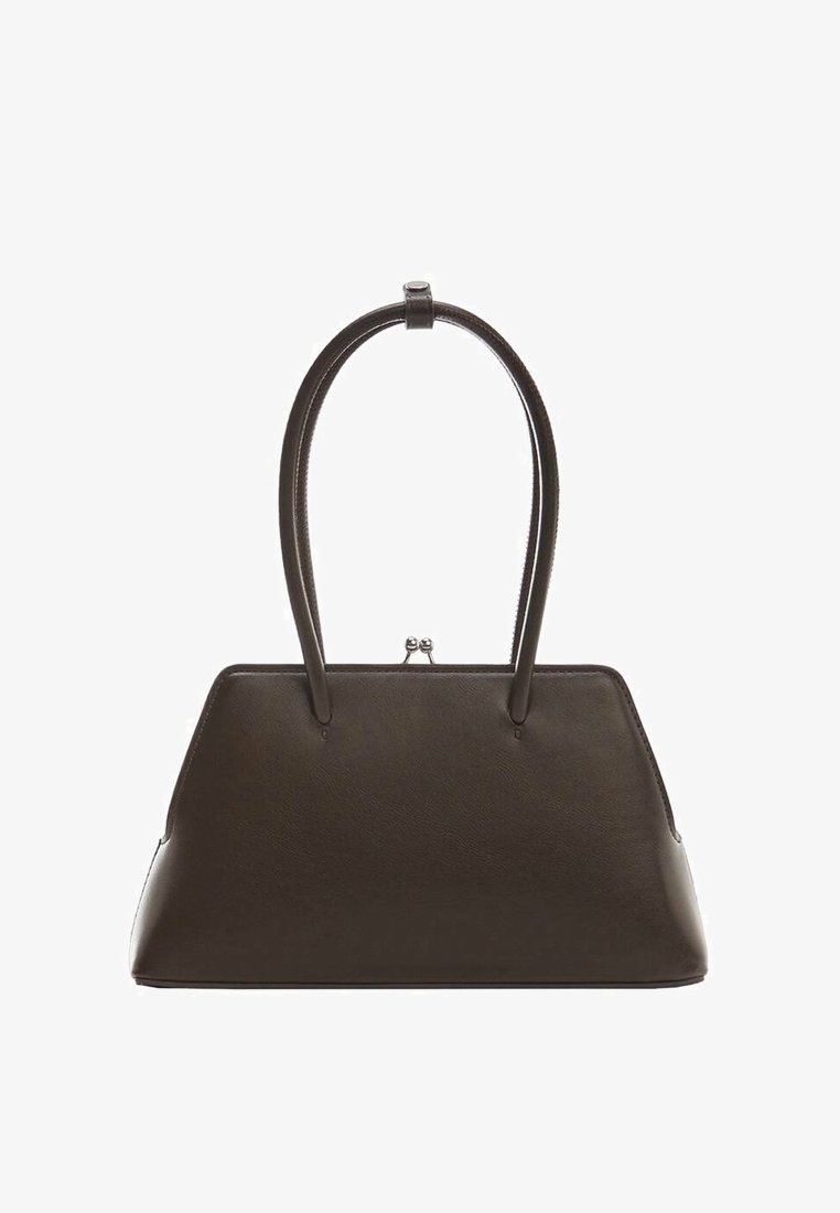 Sac à main en cuir marron avec une forme structurée, deux poignées arrondies et un fermoir en haut. Texture lisse avec des accents minimaux.