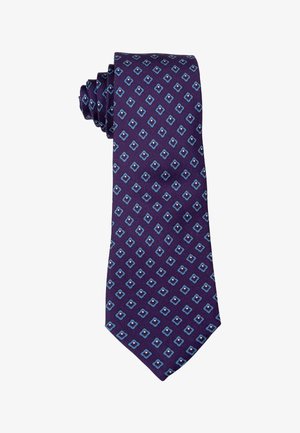 Paarse stropdas met een herhalend patroon van kleine blauwe en witte diamantvormen, opgerold aan één uiteinde tegen een witte achtergrond.