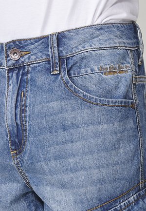 Blaue Denim-Shorts mit tailliertem Bund, Fünf-Taschen-Design, sichtbaren Nähten und Metallknopfverschluss.