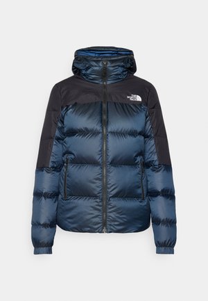 Blaue Daunenjacke mit Kapuze. Verfügt über einen schwarzen oberen Abschnitt, elastische Bündchen, zipbare Fronttaschen und ein Markenlogo auf der Brust.