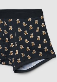 Pantaloni boxer in tessuto scuro con un motivo ripetuto di piccoli orsetti di peluche marroni. Materiale morbido con vita nera e interno bianco.