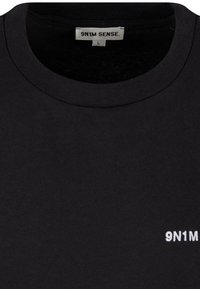 9N1M SENSE ESSENTIAL  - Trükipildiga T-särk - black