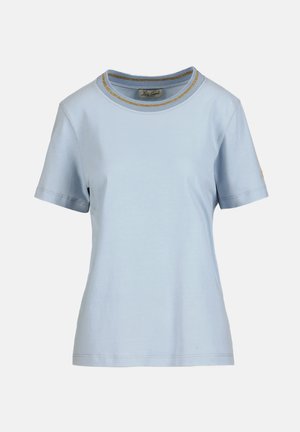 Világoskék, rövid ujjú, kerek nyakú póló bordázott gallérral, melyen sárga és fehér csíkok találhatók, egyszerű háttéren bemutatva.