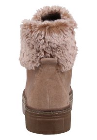 Braune Wildleder-Ankle Boots mit dicker brauner Sohle und weichem, flauschigem beigem Fellfutter, das über die obere Kante gefaltet ist, Rückansicht.