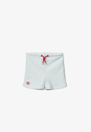 Shorts de bain bleu clair en tissu texturé avec un cordon de serrage rouge. Présente un petit patch logo sur le côté gauche.