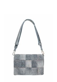 Denimowa torebka na ramię z patchworkowym wzorem w różnych odcieniach niebieskiego, z kontrastowymi szwami i regulowanym paskiem.