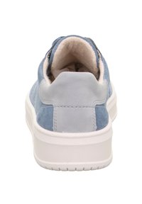 Blaue Wildledersneaker mit weißer Gummisohle, gepolstertem Kragen und kontrastierenden grauen Akzenten an der Ferse und den Seiten.