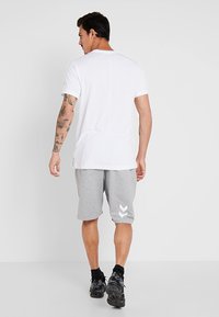 Hummel HMLGO BERMUDA - Sporta šorti - grey melange