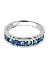 Sidabro žiedas su mėlynų brangakmenių eile, apsupta mažų skaidrių akmenukų, su lygiu juostos dizainu ir poliruotu paviršiumi.