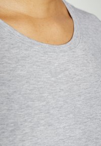 Nike Performance ONE LUXE - T-shirt desportiva - particle grey