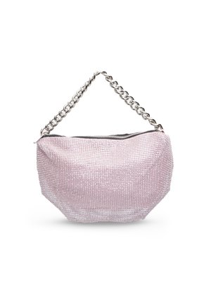 Roze mesh tas met een sprankelend strassontwerp, gebogen vorm, zilveren kettingriem en ritsluiting aan de bovenkant. Over het algemeen een zachte textuur.