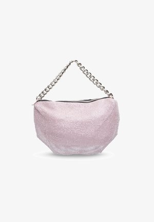 Borsa a rete rosa con un design di strass scintillanti, forma curva, tracolla in catena argentata e chiusura a zip nella parte superiore. Texture liscia complessiva.