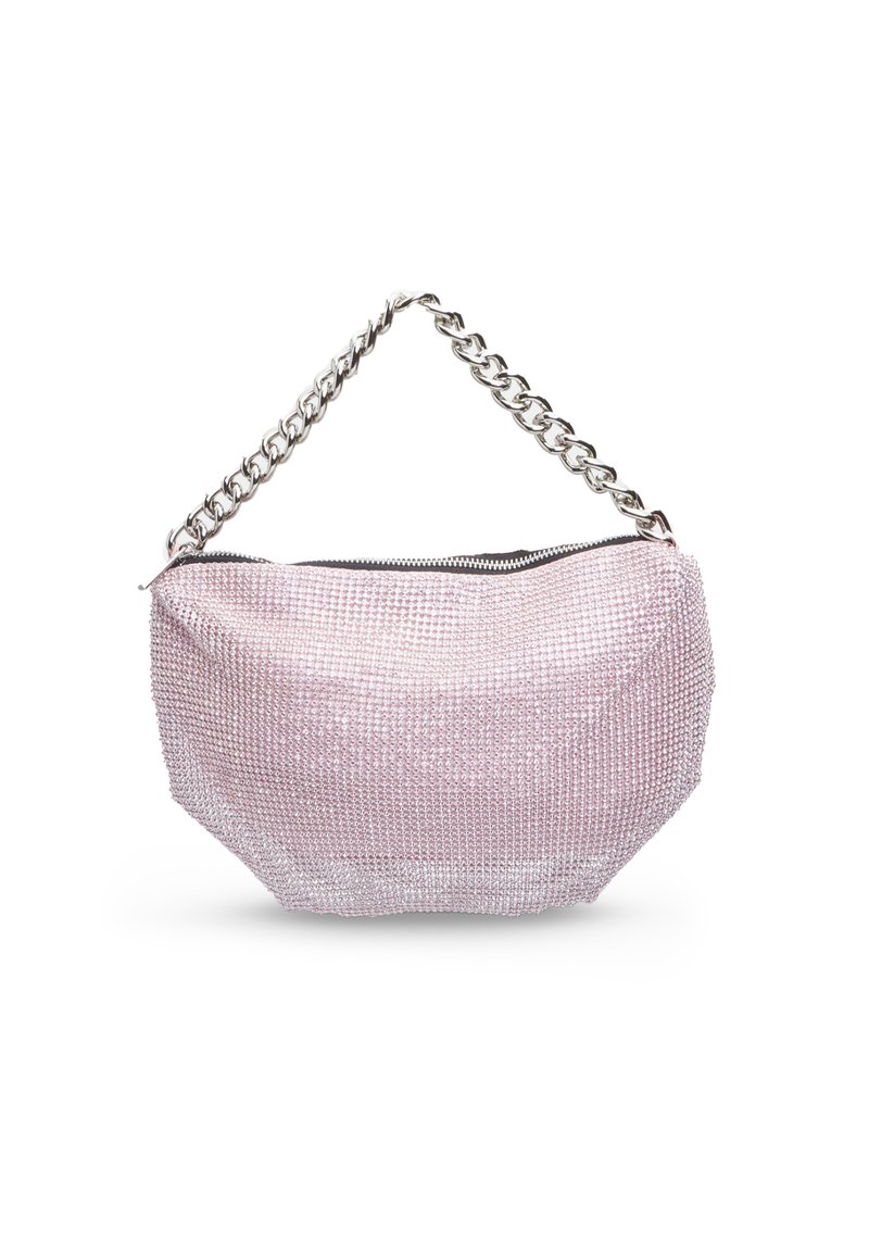 Borsa a rete rosa con un design di strass scintillanti, forma curva, tracolla in catena argentata e chiusura a zip nella parte superiore. Texture liscia complessiva.