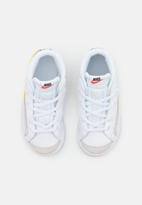 Nike Sportswear BLAZER MID '77 UNISEX - Sapatilhas de cano alto - white/vivid sulfur/pecan/team orange