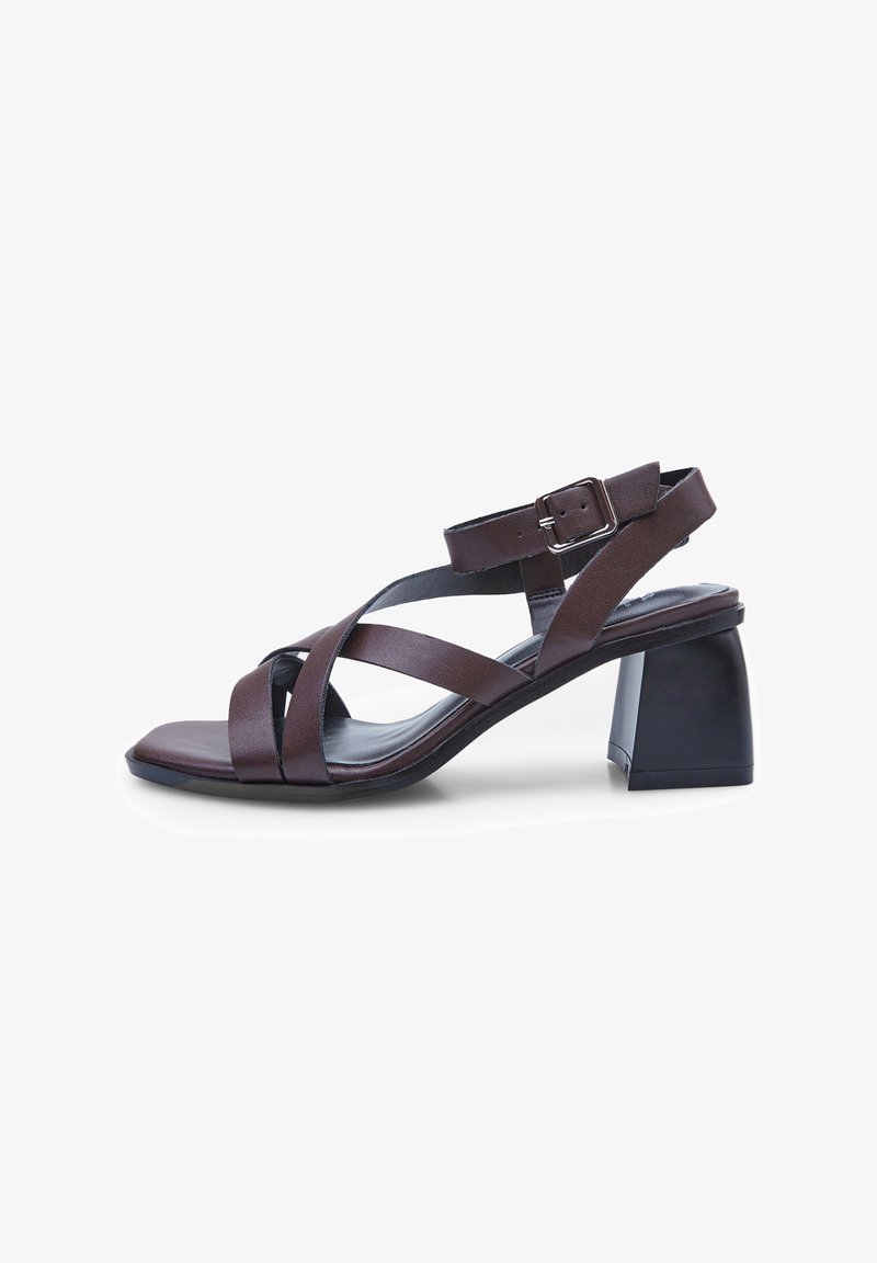Braune Ledersandalen mit Absatz und Riemchendesign, mit einer quadratischen Zehenpartie und Blockabsatz. Verstellbarer Knöchelriemen mit einer Metallspange.