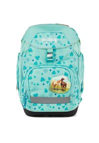 Turquoise rugzak met hartpatronen, voorzien van een rubberen paardenafbeelding op de voorzak, grijze accenten en een handvat aan de bovenkant.