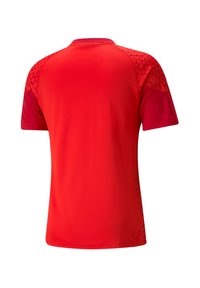 Maglietta sportiva rossa con una texture liscia, caratterizzata da accenti a motivo in rosso scuro sulle spalle e sulle maniche. Maniche corte e colletto rotondo.