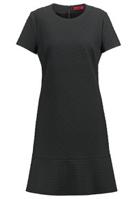 Robe courte noire texturée avec manches courtes et encolure ronde, cintrée à la taille, ourlet légèrement évasé, fermeture éclair au dos.